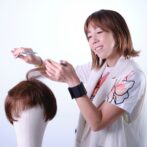 ウィッグを切る美容師