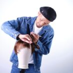 ウィッグを切る美容師