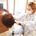 ウィッグを加工する美容師