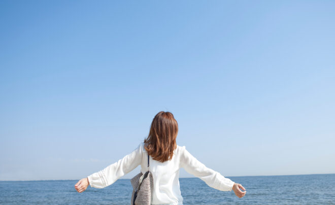 海と女性