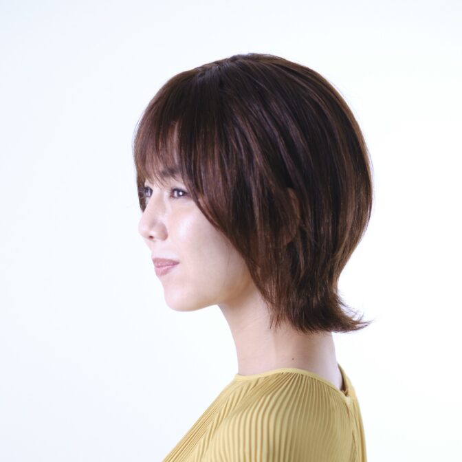 女性の横顔 ウィッグ