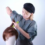 ウィッグをカットする美容師