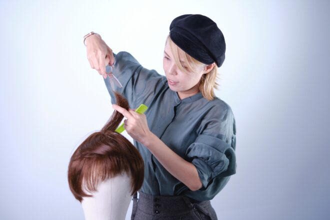 ウィッグをカットする美容師