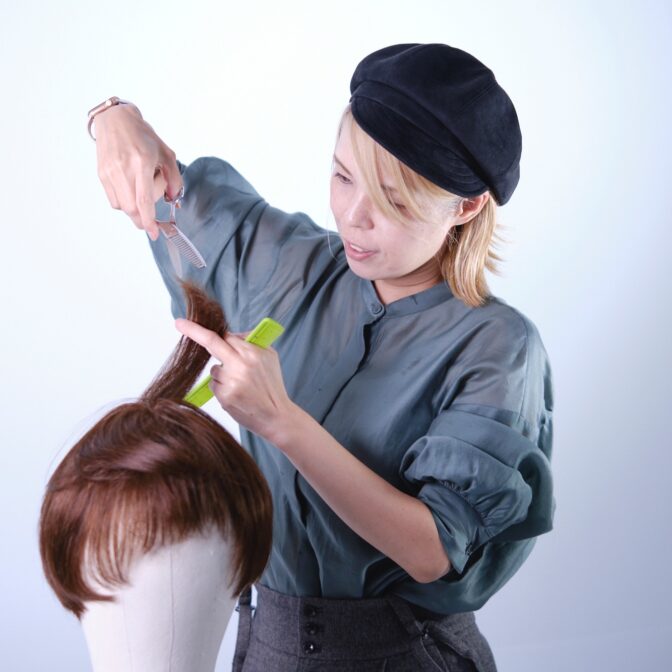 ウィッグをカットする美容師