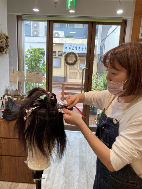 ウィッグを加工する美容師