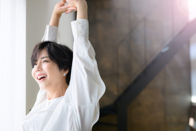 背伸びする女性