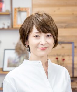 スミキルのウィッグを着けた女性